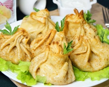 Блинные узелки с курицей и сыром
