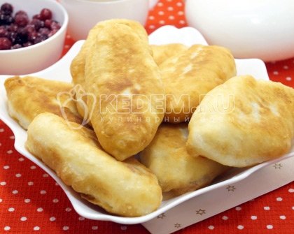 Жареные пирожки с клюквой