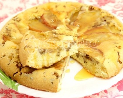 Пирог с яблоком и грецкими орехами