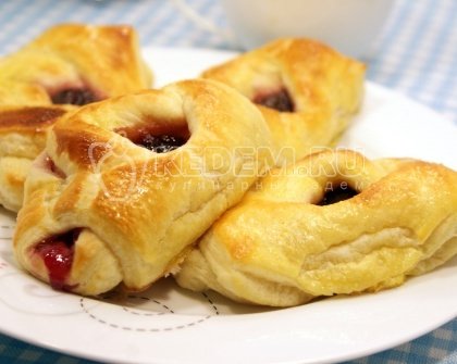 Расстегаи с черничным джемом