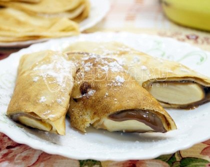 Блины с вареной сгущенкой и бананом