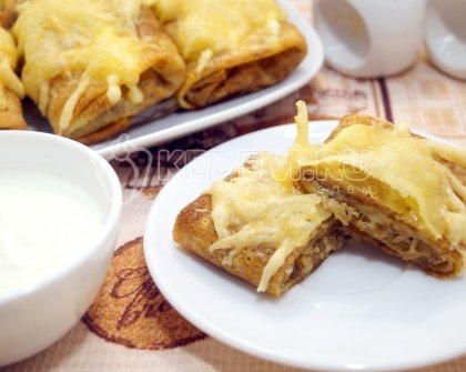 Запеченные блины с курицей и грибами