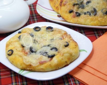 Мини-пиццы с ветчиной, маслинами и моцареллой