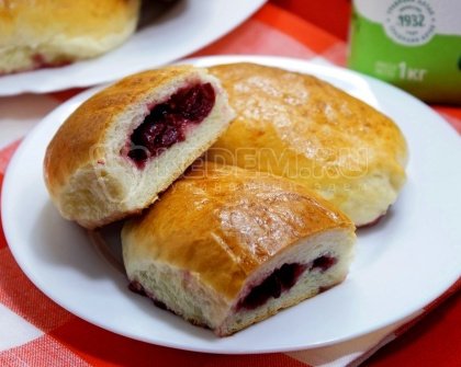 Пирожки с вишней в духовке
