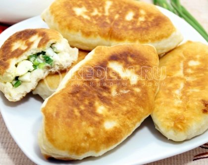 Быстрые пирожки с яйцом и зеленым луком