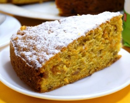 Морковный пирог с арахисом и изюмом