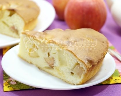 Заливная шарлотка с яблоками