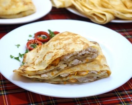 Блинные уголки с копченой курицей и сыром