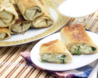 Блины на кефире, фаршированные яйцом, рисом и луком