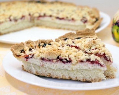 Пирог с клубникой и творогом