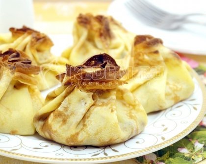 Блинные узелки с курицей и грибами