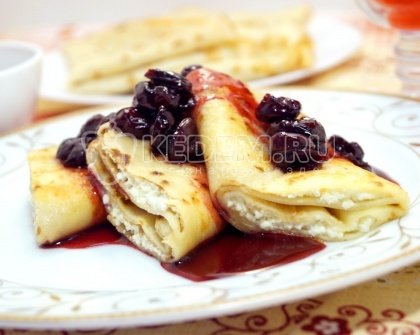 Блины с творогом и вишневым соусом